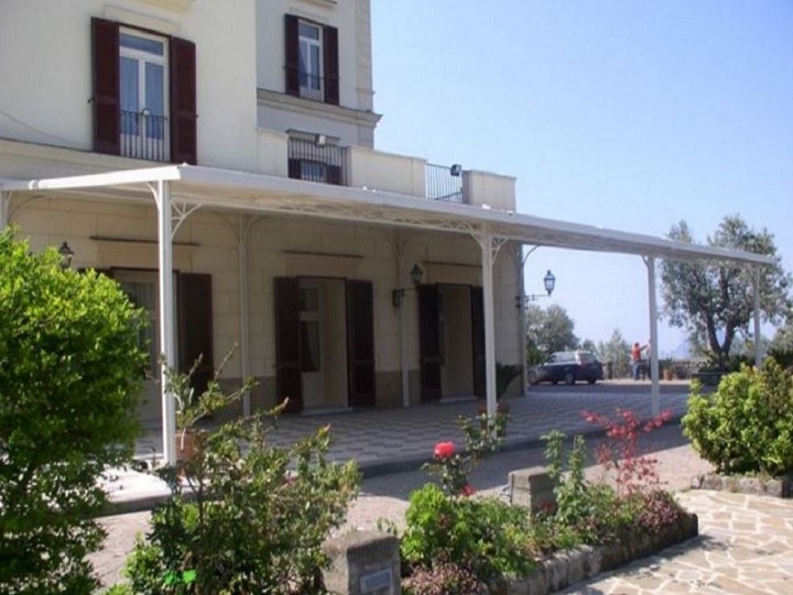 PERGOLE IN FERRO ADDOSSATE